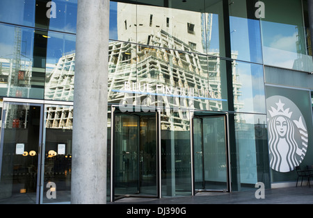 Die Erweiterung zur Tate Modern im Bau, spiegelt sich in den Eingang zum Blue-Fin-Gebäude, Bankside, Southwark, London. Stockfoto