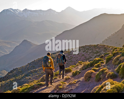 Zwei junge Männer, trekking in der M'Goun Region von Marokko, Atlas-Gebirge Stockfoto