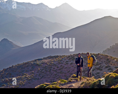 Zwei junge Männer, trekking in der M'Goun Region von Marokko, Atlas-Gebirge Stockfoto