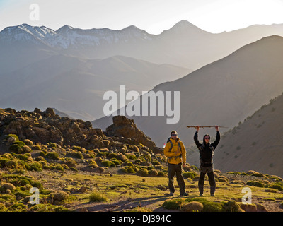 Zwei junge Männer, trekking in der M'Goun Region von Marokko, Atlas-Gebirge Stockfoto