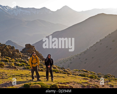 Zwei junge Männer, trekking in der M'Goun Region von Marokko, Atlas-Gebirge Stockfoto