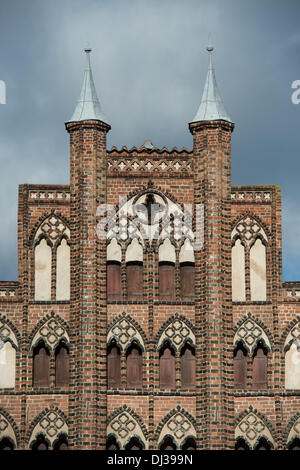 Stralsund, Deutschland. 11. November 2013. Die Ziegel-Giebel des Hauses Wulflam aus dem 14. Jahrhundert ist auf dem alten Markt in Stralsund, Deutschland, 11. November 2013 abgebildet. Stralsund hat einen Plan alle 523 einzelne Denkmäler, die Teil der alten Stadt hat den Status eines Welterbes - Kulturstätte. Foto: Stefan Sauer/Dpa/Alamy Live News Stockfoto