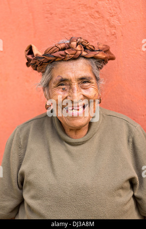 Porträt einer älteren zapotekischen indigenen Frau in Teotitlan, Mexiko. Stockfoto