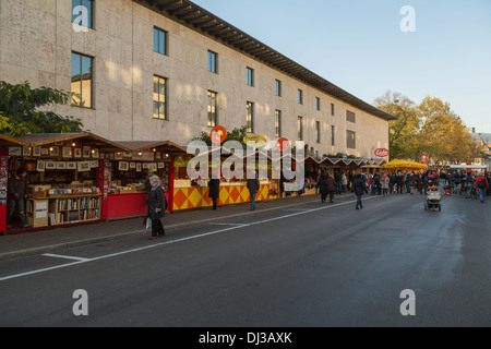 Ein Foto von den Märkten auf dem Petersplatz in Basel, Schweiz. Märkte sind hier für die Herbstmesse und Weihnachten statt. Stockfoto