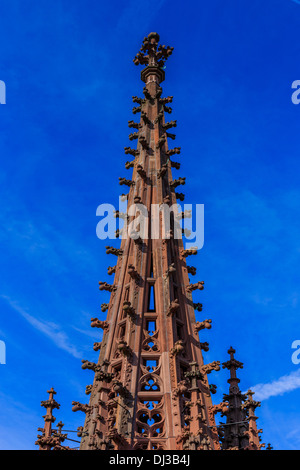 Ein Foto des Basler Münsters Turm. Genommen zu Beginn des Herbstes fair an einem schönen sonnigen Tag mit blauem Himmel. Stockfoto