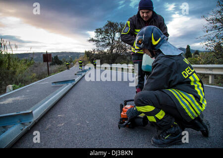 Provinz Nuoro, Sardinien. 20. November 2013. Zwischen Torpè und Posada. Feuerwehrleute arbeiten Credit: wirklich Easy Star/Alamy Live News Stockfoto