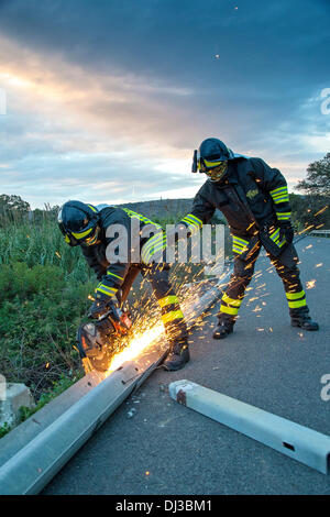 Provinz Nuoro, Sardinien. 20. November 2013. Zwischen Torpè und Posada. Feuerwehrleute arbeiten Credit: wirklich Easy Star/Alamy Live News Stockfoto