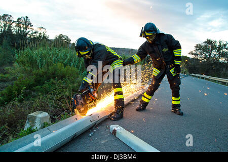 Provinz Nuoro, Sardinien. 20. November 2013. Zwischen Torpè und Posada. Feuerwehrleute arbeiten Credit: wirklich Easy Star/Alamy Live News Stockfoto