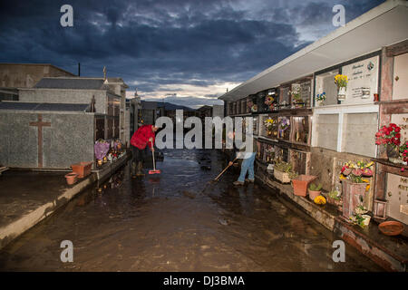 Provinz Nuoro, Sardinien. 20. November 2013. Torpè Flut. Friedhof Credit: Wirklich einfach Star/Alamy Live-Nachrichten Stockfoto