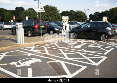 Eine Ladestation für Elektroautos bis zu einem Ecotricity Power-Point auf der M4 Autobahn Services, Wiltshire, England, UK. Stockfoto