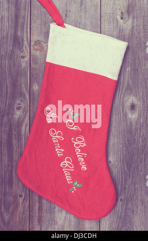 Vintage Bild des Weihnachts-Strumpf auf hölzernen Hintergrund Stockfoto