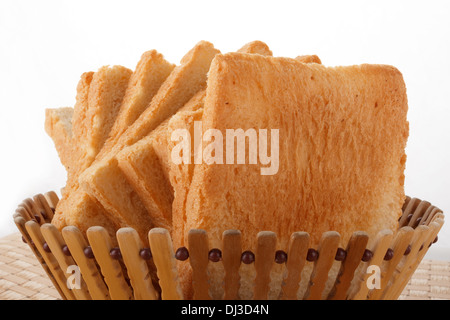 Weißbrot in einem Korb vor weißem Hintergrund Stockfoto