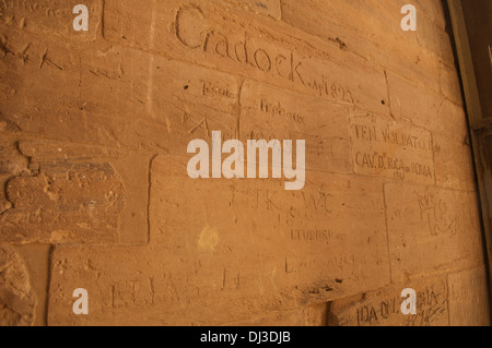 Historische Graffiti auf einer alten ägyptischen Wand im Tempel Phillae in Assuan, Ägypten. Stockfoto