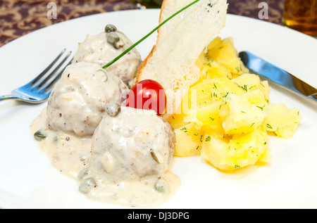 Frikadellen mit Kartoffeln auf dem Tisch in einem restaurant Stockfoto