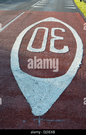 30 km/h Straßenmarkierungen für Tempolimit am Eingang zur Stadt Stockfoto