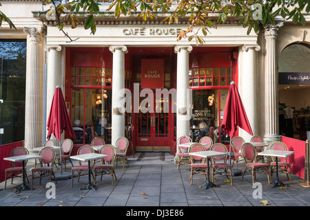 Cafe Rouge Restaurant mit Tischen und Stühlen außerhalb Cheltenham UK Stockfoto