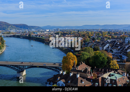 Ein Foto des Rhein Flusses Basel, Schweiz. Genommen zu Beginn des Herbstes fair an einem schönen sonnigen Tag. Stockfoto