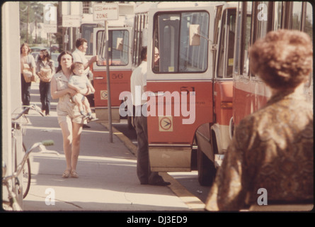 ZIFFERBLATT EIN FAHRT RADIO VERSANDT VON TÜR ZU TÜR BUSSE LINE-UP AM BAHNHOF IN HADDONFIELD, NEW JERSEY ZU BEDIENEN AS. 749 Stockfoto