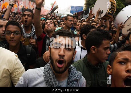 Kairo, Ägypten. 19. November 2013. Ägyptische Demonstranten skandieren Parolen gegen die Armee, der Polizei und der Muslim-Bruderschaft und Mubarak am zweiten Jahrestag der Ereignisse von Mohamed Mahmoud, der mindestens 60 Menschen, 19. November 2013 getötet hat Mohamed Mahmoud Street in der Nähe von Tahrir Square.Photo: Ahmed Ashraf/NurPhoto Credit: Ahmed Ashraf/NurPhoto/ZUMAPRESS.com/Alamy Live News Stockfoto