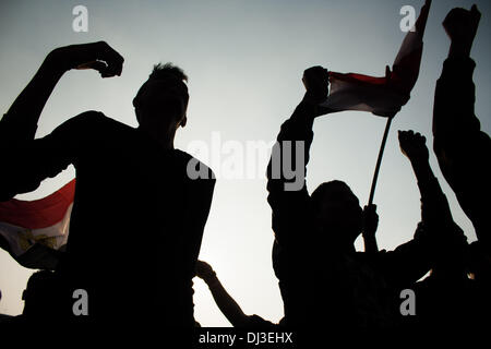 Kairo, Ägypten. 19. November 2013. Ägyptische Demonstranten skandieren Parolen gegen die Armee, der Polizei und der Muslim-Bruderschaft und Mubarak am zweiten Jahrestag der Ereignisse von Mohamed Mahmoud, der mindestens 60 Menschen, 19. November 2013 in Tahrir Square.Photo getötet hat: Ahmed Ashraf/NurPhoto Credit: Ahmed Ashraf/NurPhoto/ZUMAPRESS.com/Alamy Live News Stockfoto