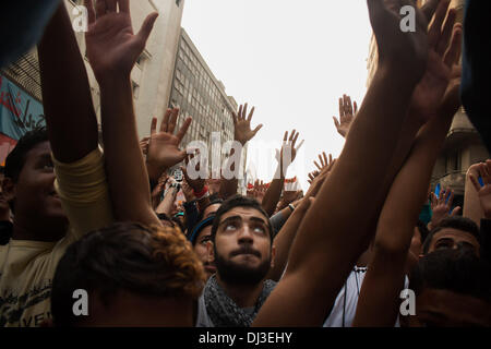 Kairo, Ägypten. 19. November 2013. Ägyptische Demonstranten skandieren Parolen gegen die Armee, der Polizei und der Muslim-Bruderschaft und Mubarak am zweiten Jahrestag der Ereignisse von Mohamed Mahmoud, der mindestens 60 Menschen, 19. November 2013 getötet hat Mohamed Mahmoud Street in der Nähe von Tahrir Square.Photo: Ahmed Ashraf/NurPhoto Credit: Ahmed Ashraf/NurPhoto/ZUMAPRESS.com/Alamy Live News Stockfoto