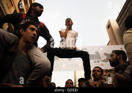 Kairo, Ägypten. 19. November 2013. Ägyptische Demonstranten skandieren Parolen gegen die Armee, der Polizei und der Muslim-Bruderschaft und Mubarak am zweiten Jahrestag der Ereignisse von Mohamed Mahmoud, der mindestens 60 Menschen, 19. November 2013 getötet hat Mohamed Mahmoud Street in der Nähe von Tahrir Square.Photo: Ahmed Ashraf/NurPhoto Credit: Ahmed Ashraf/NurPhoto/ZUMAPRESS.com/Alamy Live News Stockfoto