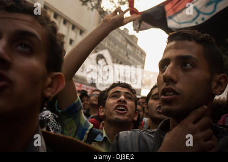 Kairo, Ägypten. 19. November 2013. Ägyptische Demonstranten skandieren Parolen gegen die Armee, der Polizei und der Muslim-Bruderschaft und Mubarak am zweiten Jahrestag der Ereignisse von Mohamed Mahmoud, der mindestens 60 Menschen, 19. November 2013 getötet hat Mohamed Mahmoud Street in der Nähe von Tahrir Square.Photo: Ahmed Ashraf/NurPhoto Credit: Ahmed Ashraf/NurPhoto/ZUMAPRESS.com/Alamy Live News Stockfoto