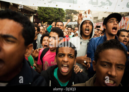 Kairo, Ägypten. 19. November 2013. Ägyptische Demonstranten skandieren Parolen gegen die Armee, der Polizei und der Muslim-Bruderschaft und Mubarak am zweiten Jahrestag der Ereignisse von Mohamed Mahmoud, der mindestens 60 Menschen, 19. November 2013 getötet hat Mohamed Mahmoud Street in der Nähe von Tahrir Square.Photo: Ahmed Ashraf/NurPhoto Credit: Ahmed Ashraf/NurPhoto/ZUMAPRESS.com/Alamy Live News Stockfoto