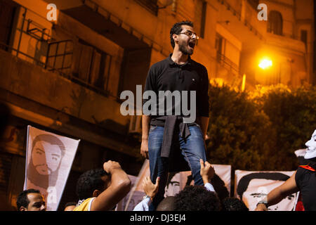 Kairo, Ägypten. 19. November 2013. Ägyptische Demonstranten skandieren Parolen gegen die Armee, der Polizei und der Muslim-Bruderschaft und Mubarak am zweiten Jahrestag der Ereignisse von Mohamed Mahmoud, der mindestens 60 Menschen, 19. November 2013 getötet hat Mohamed Mahmoud Street in der Nähe von Tahrir Square.Photo: Ahmed Ashraf/NurPhoto Credit: Ahmed Ashraf/NurPhoto/ZUMAPRESS.com/Alamy Live News Stockfoto