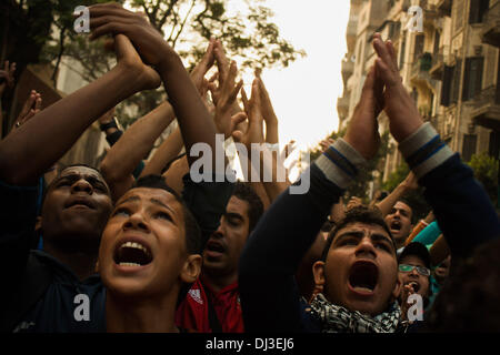 Kairo, Ägypten. 19. November 2013. Ägyptische Demonstranten skandieren Parolen gegen die Armee, der Polizei und der Muslim-Bruderschaft und Mubarak am zweiten Jahrestag der Ereignisse von Mohamed Mahmoud, der mindestens 60 Menschen, 19. November 2013 getötet hat Mohamed Mahmoud Street in der Nähe von Tahrir Square.Photo: Ahmed Ashraf/NurPhoto Credit: Ahmed Ashraf/NurPhoto/ZUMAPRESS.com/Alamy Live News Stockfoto