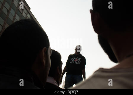 Kairo, Ägypten. 19. November 2013. Ägyptische Demonstranten skandieren Parolen gegen die Armee, der Polizei und der Muslim-Bruderschaft und Mubarak am zweiten Jahrestag der Ereignisse von Mohamed Mahmoud, der mindestens 60 Menschen, 19. November 2013 getötet hat Mohamed Mahmoud Street in der Nähe von Tahrir Square.Photo: Ahmed Ashraf/NurPhoto Credit: Ahmed Ashraf/NurPhoto/ZUMAPRESS.com/Alamy Live News Stockfoto