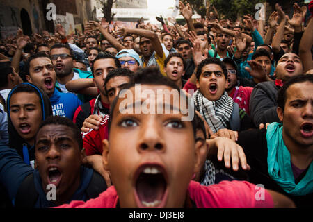 Kairo, Ägypten. 19. November 2013. Ägyptische Demonstranten skandieren Parolen gegen die Armee, der Polizei und der Muslim-Bruderschaft und Mubarak am zweiten Jahrestag der Ereignisse von Mohamed Mahmoud, der mindestens 60 Menschen, 19. November 2013 getötet hat Mohamed Mahmoud Street in der Nähe von Tahrir Square.Photo: Ahmed Ashraf/NurPhoto Credit: Ahmed Ashraf/NurPhoto/ZUMAPRESS.com/Alamy Live News Stockfoto