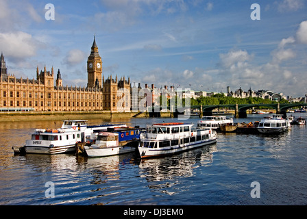 Boote auf dem Fluss Themse außerhalb der Häuser, Westminster in London mit Big Ben im Hintergrund. Stockfoto