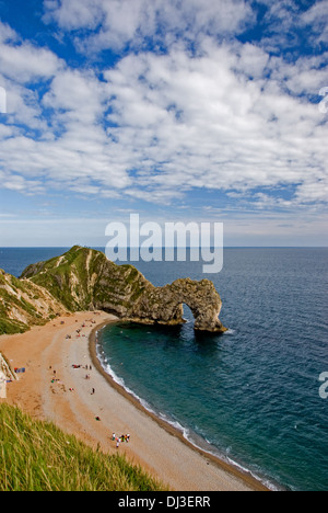 Durdle Door ist eine Ikone sea Arch durch Küstenerosion auf in Dorset Jurassic Coast Line erstellt. Stockfoto