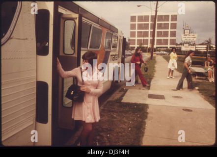 PASSAGIERE, DIE EIN METROPOLITAN ATLANTA RAPID TRANSIT AUTHORITY (MARTA) VERLASSEN BUS IN ATLANTA, GEORGIA. FAHRGASTZAHLEN IM JAHR 1974. 809 Stockfoto