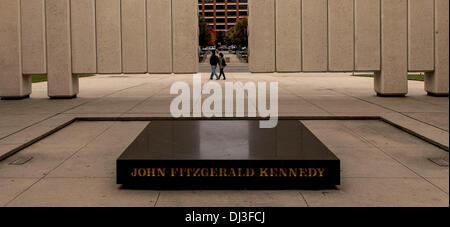 Dallas, Texas, USA. 20. November 2013. Blick auf John F. Kennedy Memorial Plaza in der Nähe von Dealey Plaza und das sechste Stockwerk Museum. Bildnachweis: Brian Cahn/ZUMAPRESS.com/Alamy Live-Nachrichten Stockfoto