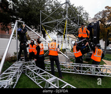 Dallas, Texas, USA. 20. November 2013. Vorbereitungen in Dealey Plaza zwei Tage vor dem 50. Jahrestag Gedenken an der Ermordung von JFK. Bildnachweis: Brian Cahn/ZUMAPRESS.com/Alamy Live-Nachrichten Stockfoto