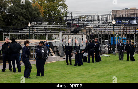 Dallas, Texas, USA. 20. November 2013. Dallas Polizei und Bundesrepublik Sicherheitsbeamte diskutieren Sicherheit Vorbereitungen zwei Tage vor dem 50. Jahrestag Gedenken in Dealey Plaza der Ermordung von JFK fortsetzen. Bildnachweis: Brian Cahn/ZUMAPRESS.com/Alamy Live-Nachrichten Stockfoto