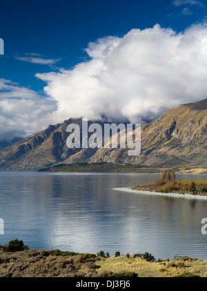 Walter Peak in den Wolken und Lake Wakatipu, einer der schönsten Seen Neuseelands, umgeben von Bergen und auf den Weg von c Stockfoto