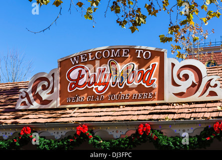 Anmeldung über dem Eingang zum Themenpark Dollywood in der Ferienzeit, Pigeon Forge, Tennessee, USA Stockfoto