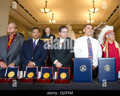 Vertreter der indianischen Stämme stehen während der Congressional Gold Medal Zeremonie zu Ehren Native American Code Talkers in Emanzipation Halle auf dem US Capitol 20. November 2013 in Washington, DC. Der Congressional Gold Medal erhielt indianischen Code Talkers für ihre Tapferkeit und ihr Engagement während Erster Weltkrieg und Zweiter Weltkrieg. Stockfoto