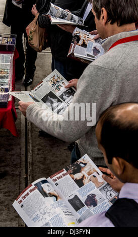 Dallas, Texas, USA. 20. November 2013. Menschen durchblättern JFK Ermordung Verschwörungstheorie Materialien für den Verkauf auf dem Grashügel außerhalb das sechste Stockwerk Museum am Dealey Plaza. Bildnachweis: Brian Cahn/ZUMAPRESS.com/Alamy Live-Nachrichten Stockfoto