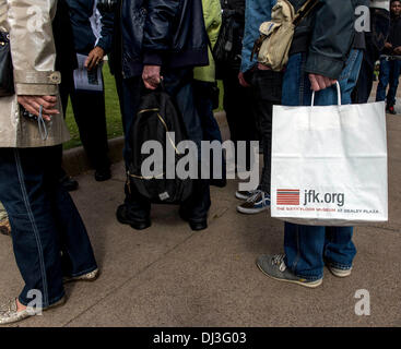 Dallas, Texas, USA. 20. November 2013. Dänische Touristen versammeln sich am berüchtigten Grashügel, einen Vortrag über das JFK-Attentat zu hören. Bildnachweis: Brian Cahn/ZUMAPRESS.com/Alamy Live-Nachrichten Stockfoto