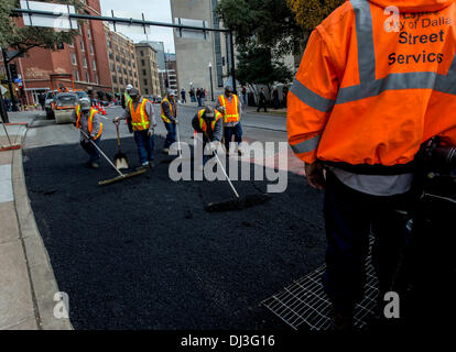 Dallas, Texas, USA. 20. November 2013. Die Straße, wo Präsident John F. Kennedy getötet wurde, ist vorbei, gepflastert löschen '' X'' auf der Straße, wo Touristen sich fotografieren, rechtzeitig zum 50-jährigen Jubiläum gedenken am Freitag, 22. November 2013 haben. Bildnachweis: Brian Cahn/ZUMAPRESS.com/Alamy Live-Nachrichten Stockfoto