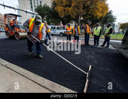 Dallas, Texas, USA. 20. November 2013. Die Straße, wo Präsident John F. Kennedy getötet wurde, ist vorbei, gepflastert löschen '' X'' auf der Straße, wo Touristen sich fotografieren, rechtzeitig zum 50-jährigen Jubiläum gedenken am Freitag, 22. November 2013 haben. Bildnachweis: Brian Cahn/ZUMAPRESS.com/Alamy Live-Nachrichten Stockfoto