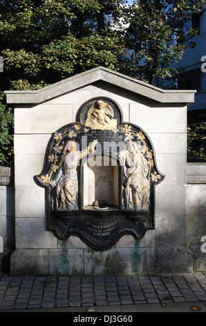 Ein stillgelegtes Gusseisen viktorianischen Trinkbrunnen im Stadtzentrum von Cardiff Stockfoto