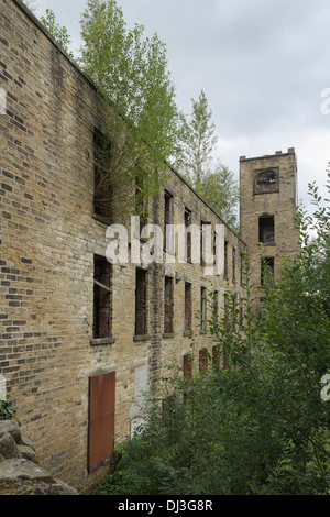 Oakwood Mühle, Milbrook, Stalybridge, Greater Manchester. Einer ehemaligen Spinnerei Mühle jetzt verlassenen, stehen in einem Naturschutzgebiet. Stockfoto