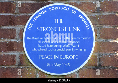 Blaue Plakette außerhalb der Biggin Hill St George's Kapelle der Erinnerung die, die am Flugplatz für die RAF während des Krieges diente die Erinnerung an Stockfoto