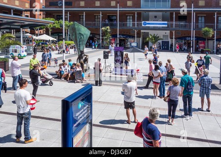 Der zentrale Platz Gunwharf Quays Einkaufszentrum Portsmouth Stockfoto