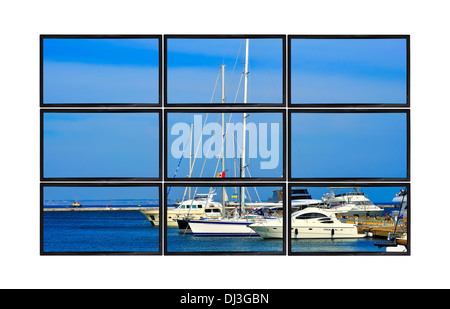 Flachbildschirme mit Yachten im Hafen Stockfoto